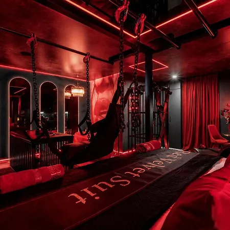 Apartamento Bdsm Red Velvet Suite- Luxury Adults Only By Atelier Noir, Self Check-in, Ac, Optional Breakfest