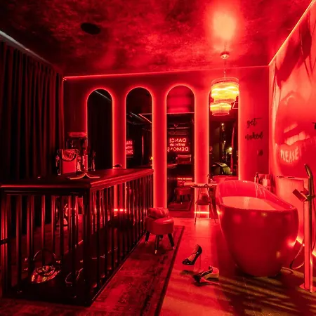 Bdsm Red Velvet Suite- Luxury Adults Only By Atelier Noir, Self Check-in, Ac, Optional Breakfest Apartamento *