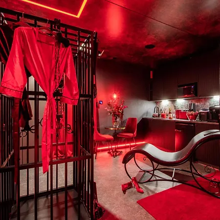 Bdsm Red Velvet Suite- Luxury Adults Only By Atelier Noir, Self Check-in, Ac, Optional Breakfest