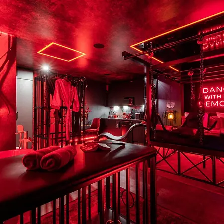Apartamento Bdsm Red Velvet Suite- Luxury Adults Only By Atelier Noir, Self Check-in, Ac, Optional Breakfest *
