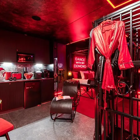 Bdsm Red Velvet Suite- Luxury Adults Only By Atelier Noir, Self Check-in, Ac, Optional Breakfest Varsóvia