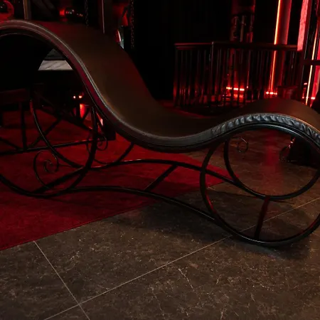 Bdsm Red Velvet Suite- Luxury Adults Only By Atelier Noir, Self Check-in, Ac, Optional Breakfest Apartamento