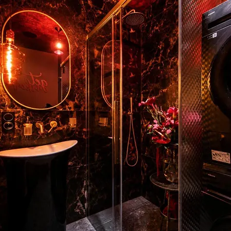 Bdsm Red Velvet Suite- Luxury Adults Only By Atelier Noir, Self Check-in, Ac, Optional Breakfest Apartamento