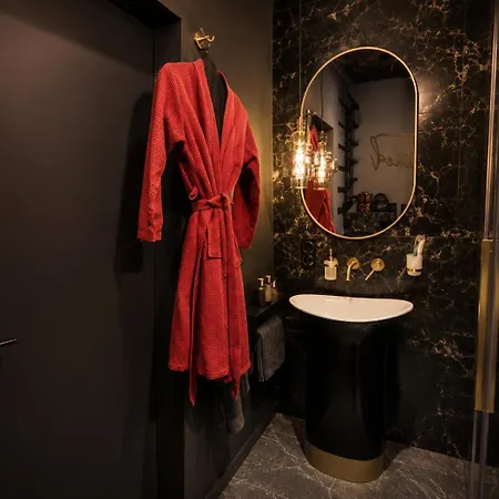 Bdsm Red Velvet Suite- Luxury Adults Only By Atelier Noir, Self Check-in, Ac, Optional Breakfest Apartamento