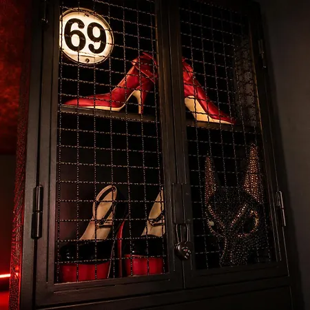 Bdsm Red Velvet Suite- Luxury Adults Only By Atelier Noir, Self Check-in, Ac, Optional Breakfest *