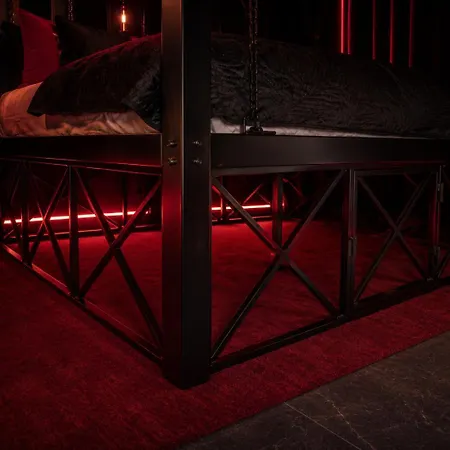 Bdsm Red Velvet Suite- Luxury Adults Only By Atelier Noir, Self Check-in, Ac, Optional Breakfest *